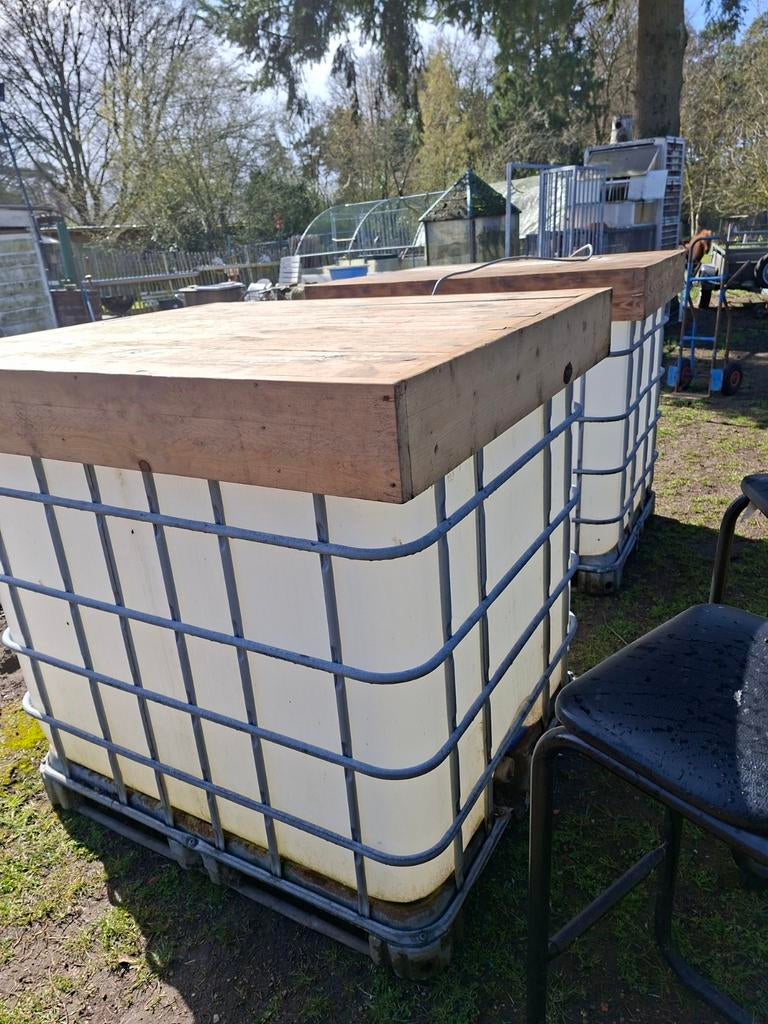 Tafel van ibc container., Ophalen