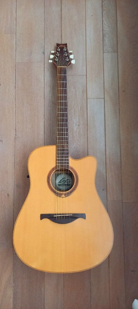 Gitaar LAG Four Seasons Spring 4S100 DCE, Muziek en Instrumenten, Snaarinstrumenten | Gitaren | Akoestisch, Ophalen, Zo goed als nieuw