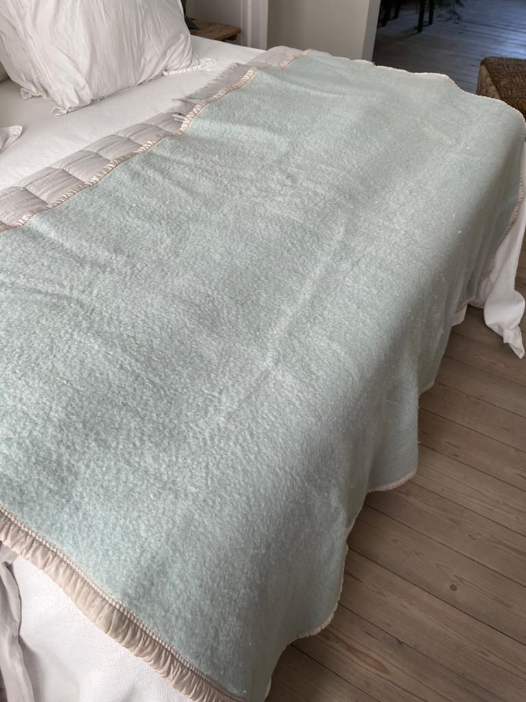 VINTAGE DEKEN WOL LICHTBLAUW/CRÈME ZGSTAAT BED, Huis en Inrichting, Slaapkamer | Beddengoed, Zo goed als nieuw, Deken of Dekbed