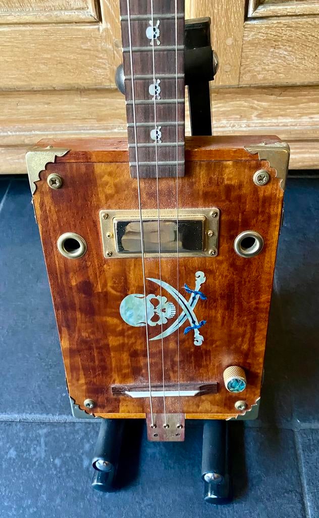 Custom Cigar Box  “The Pirate” ‍️ – Uniek, Musique & Instruments, Instruments à corde | Autre, Enlèvement, Comme neuf