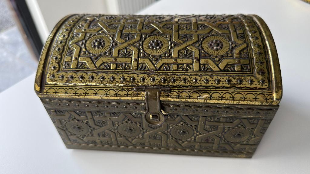 Vintage goudkleurige metalen doos met 'Victoria'-reliëf, Verzamelen, Ophalen of Verzenden