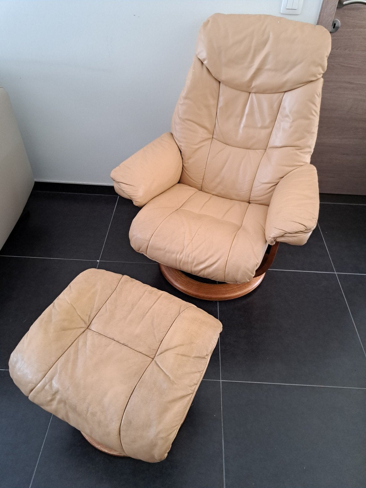 Lederen relaxzetel met poef – beige, Ophalen, Gebruikt