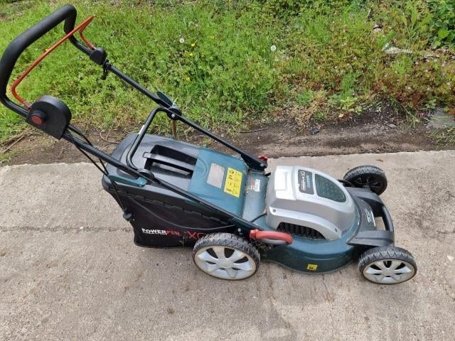 Powerplus POWXQG7510 Grasmaaier 1800W Stalen chassis, Tuin en Terras, Grasmaaiers, Ophalen, Cirkelmaaier, Gebruikt, Elektrische grasmaaier