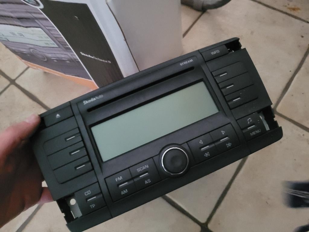 Autoradio Skoda Octavia 2 "Stream" - NEUF - AVEC CODE - VAG, Enlèvement, Skoda