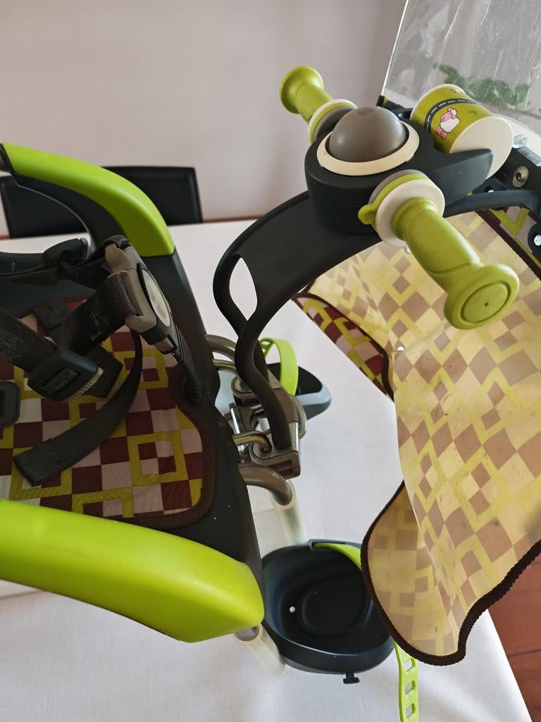 Qibbel Fietsstoel met stuurtje en scherm, Fietsen en Brommers, Fietsaccessoires | Fietsstoeltjes, Ophalen, Gebruikt, Voorzitje