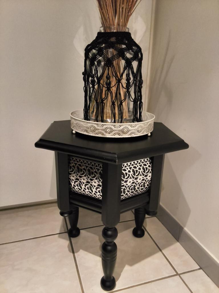 Bijzettafeltje  zwart ,metalen detail !, Huis en Inrichting, Ophalen