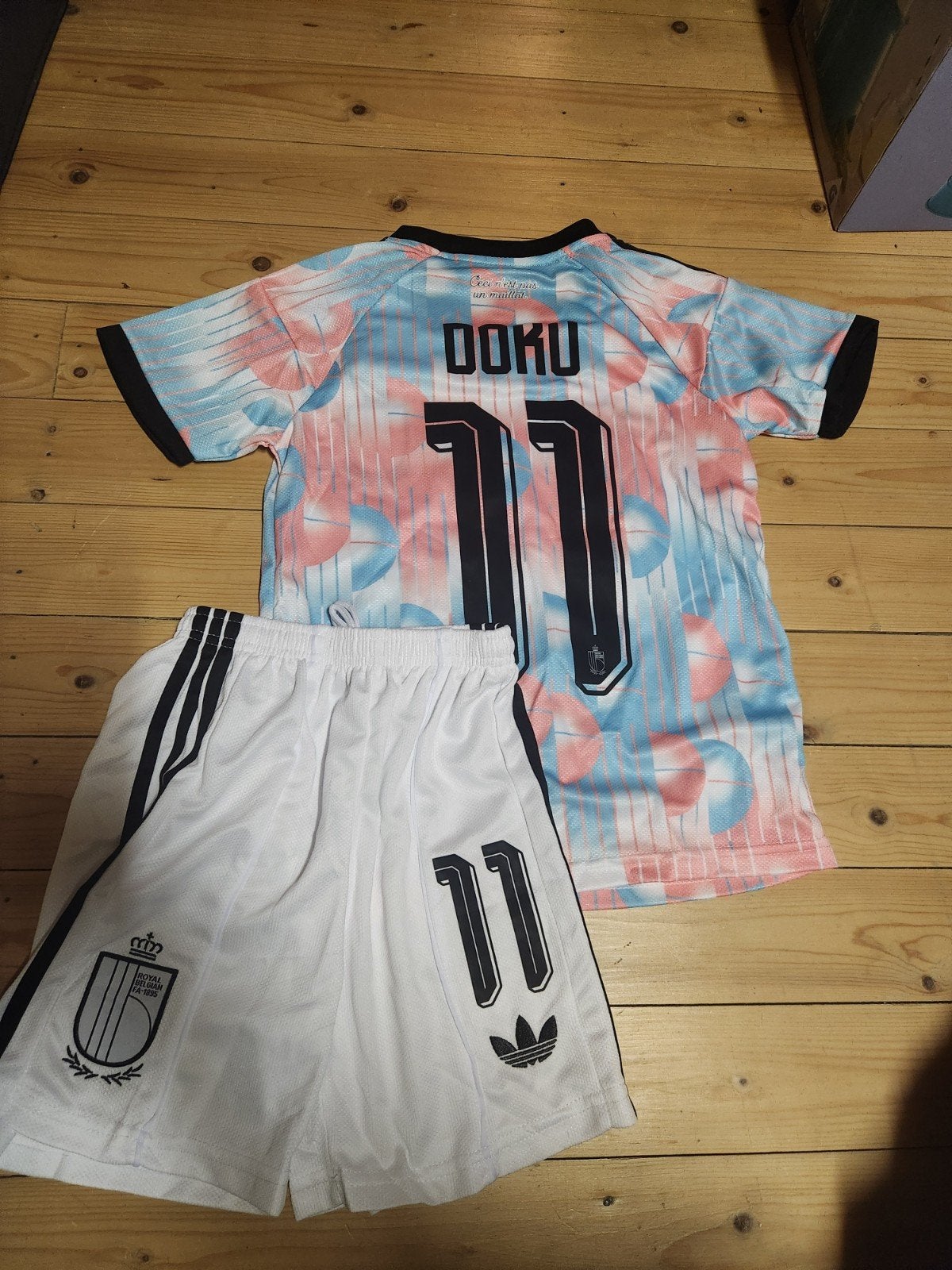 Kit maillot et short Belgique Doku coupe du monde 2026 9/10, Enfants & Bébés, Vêtements enfant | Taille 134, Enlèvement ou Envoi