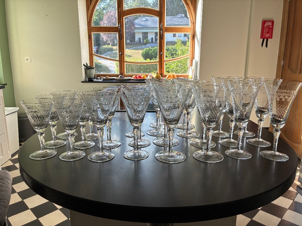 25 verres en cristal gravé, Enlèvement