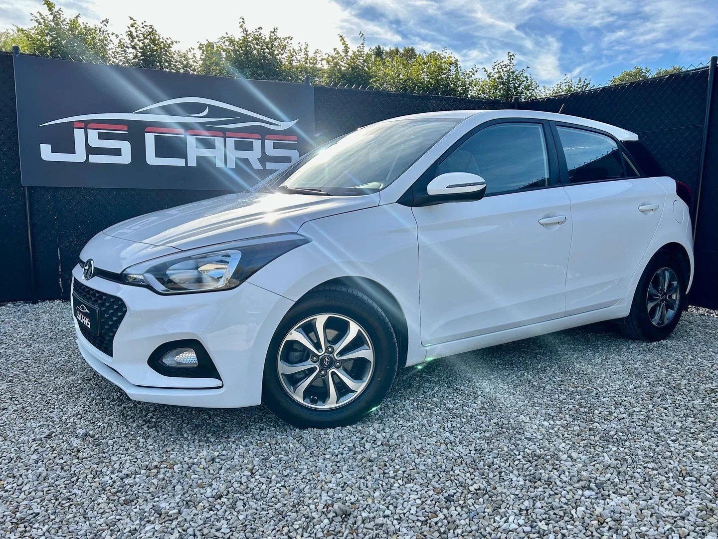 Hyundai i20 1.2i*CAR-PLAY*CAMERA*AIRCO*BLUETOOTH*ATTACHE REM, Auto's, Euro 6, 4 cilinders, Wit, Bedrijf