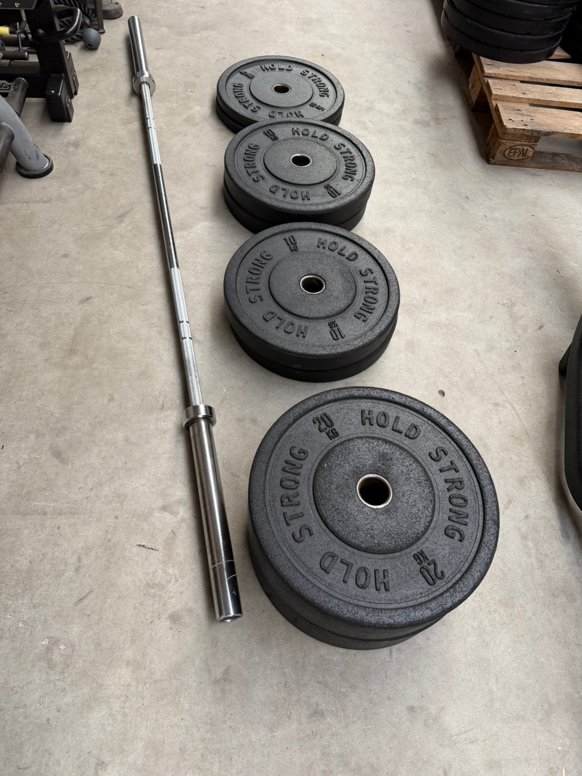 90 kg Hold Strong Bumperplates + Barbell 220cm, Ophalen, Zo goed als nieuw, Halterschijven