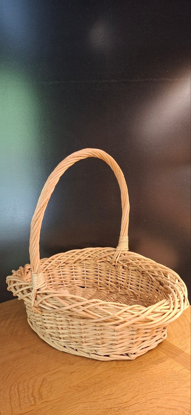 Mooie rieten gevlochten mand voor presentatie of decoratie, Ophalen, Ovaal, Mand