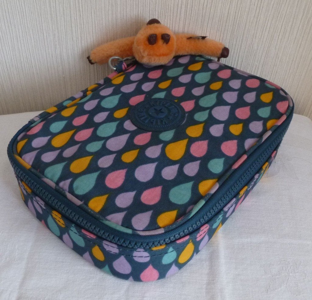 Kipling très grand plumier "100 pens" multicolore + singe, Divers, Enlèvement ou Envoi, Utilisé