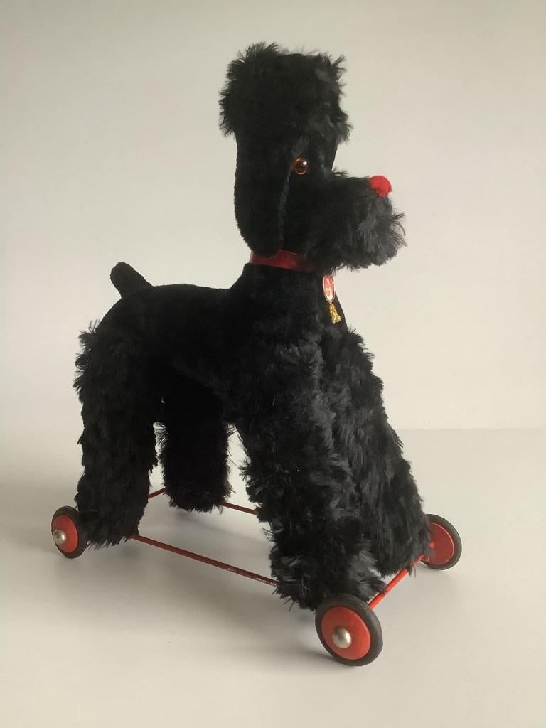 Caniche vintage Junni sur roues avec étiquette originale, Enlèvement ou Envoi, Comme neuf, Ours en tissus, Autres marques