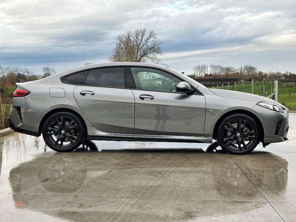 BMW 220i - 2025 - 25000km - M Sport - HUD - Leder, Auto's, BMW, 127 g/km, Leder, 5 zetels, 3 cilinders