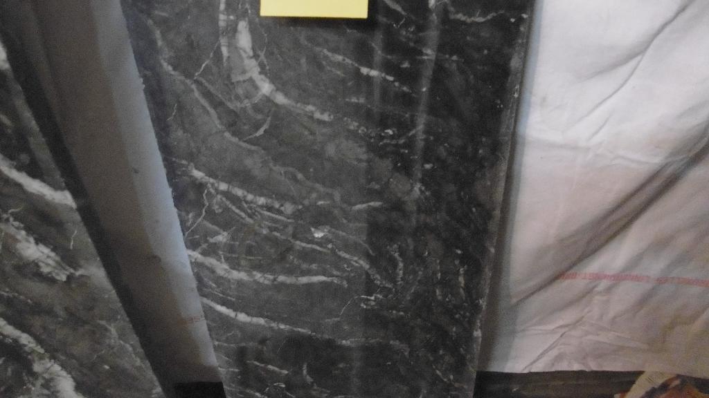 Trois plaques de marbre gris veiné, Enlèvement