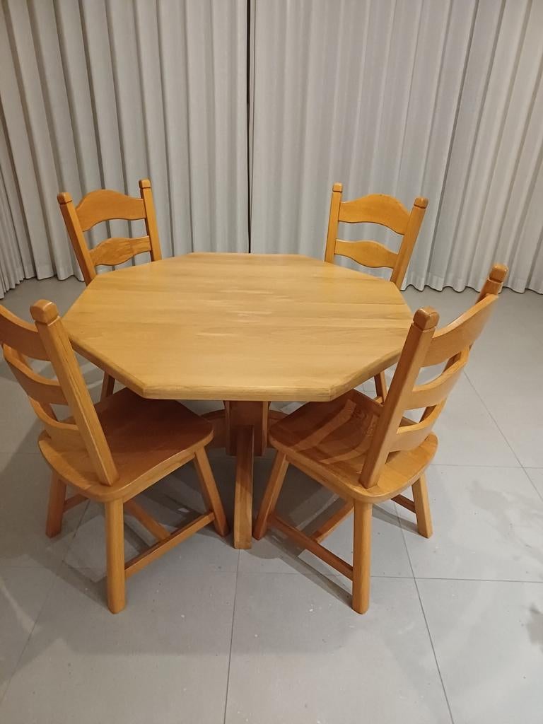 Licht eiken tafel met bijhorende houten stoelen, Huis en Inrichting, Ophalen, Gebruikt
