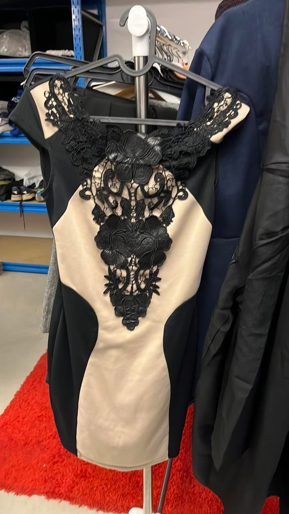 Robe noir beige avec dentelle taille 38, Enlèvement ou Envoi, Taille 38/40 (M), Noir