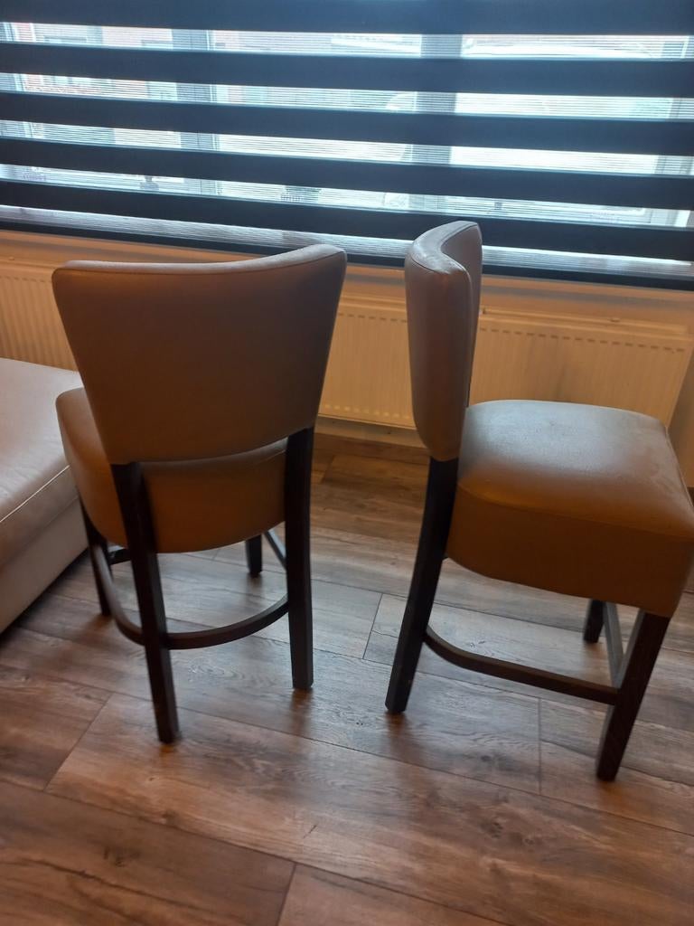 2 hoge lederen stoelen  voor een keukeneiland, Ophalen