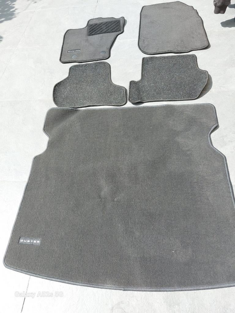 Tapis d'origine pour coffre duster 2015 neuf( 1 + 4)pour 30€, Enlèvement, Comme neuf