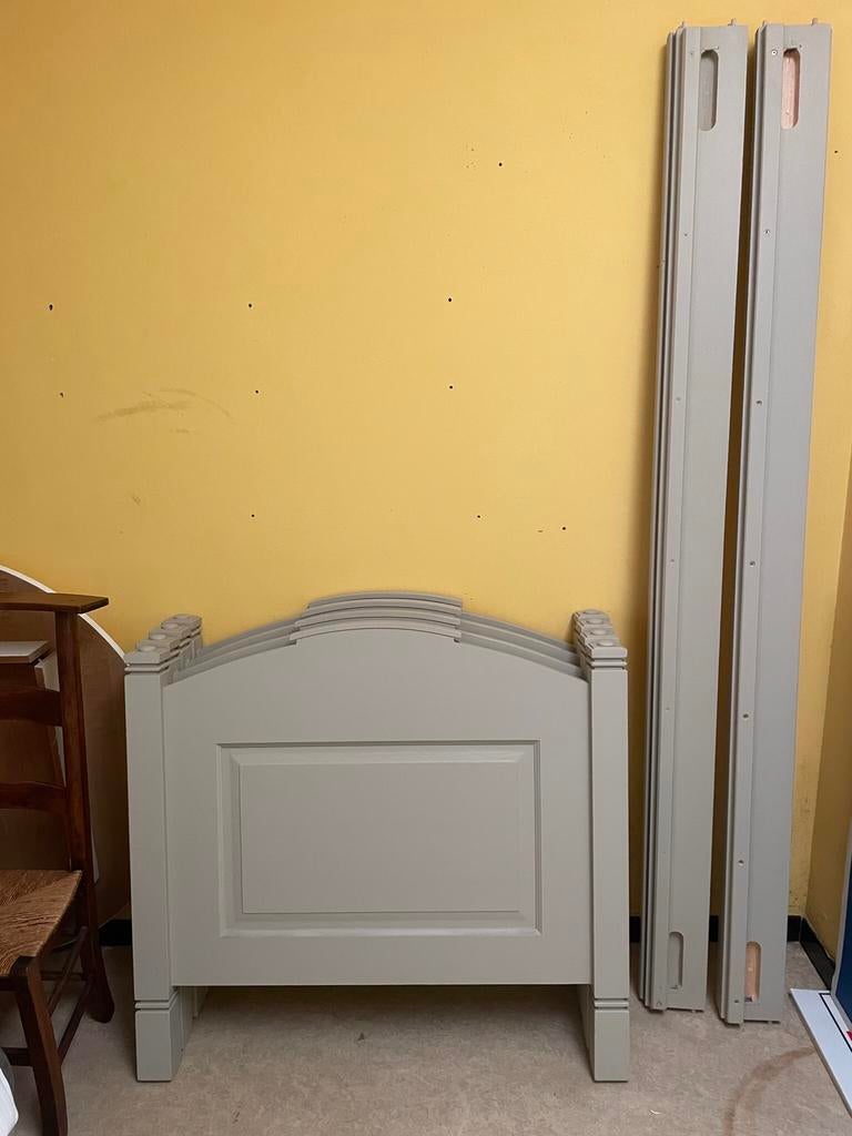 Een eenpersoonsbed met bijhorende nachttafel., Ophalen, 85 tot 100 cm, Zo goed als nieuw, Lattenbodem