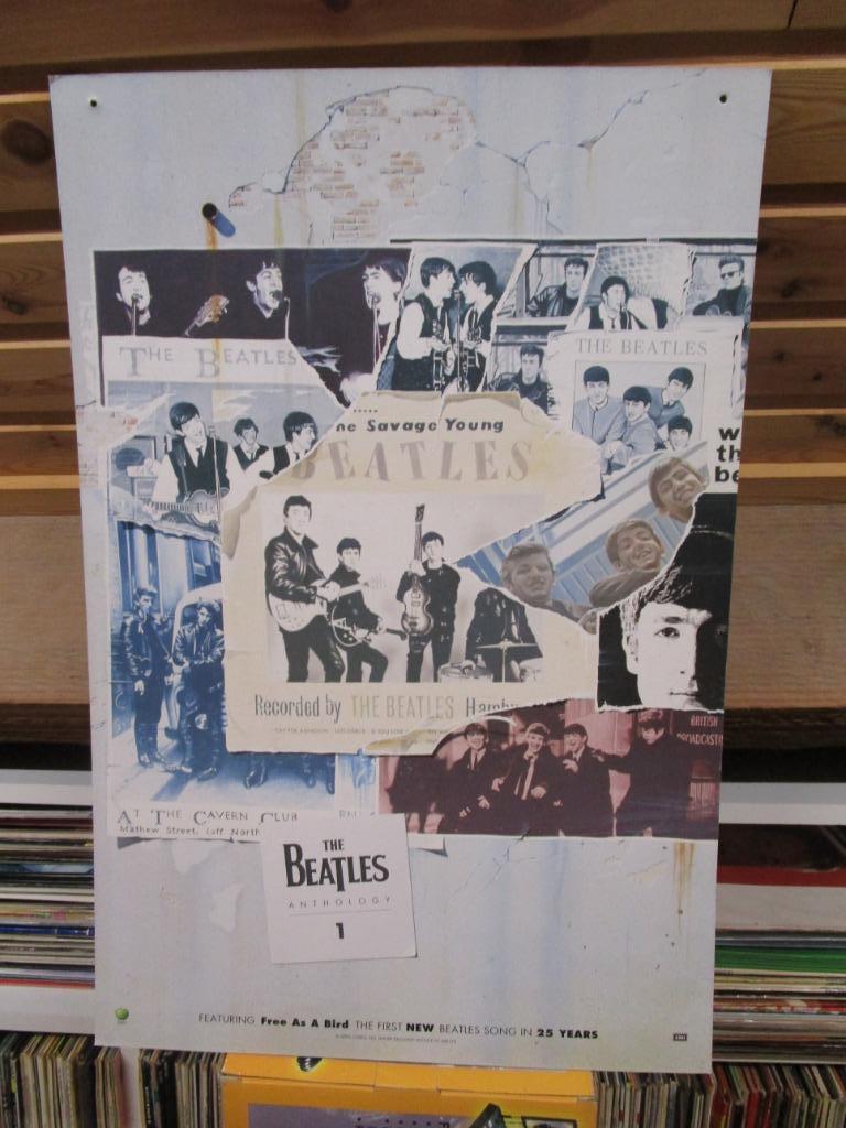 THE BEATLES ANTHOLOGY 1 -  PROMO BORD - EMI/APPLE UIT WINKEL, Cd's en Dvd's, Ophalen of Verzenden, Zo goed als nieuw