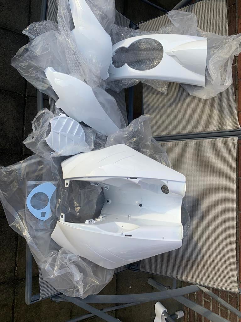 Peugeot ludix kit tnt carenage (6 pieces) nouveau, Vélos & Vélomoteurs, Enlèvement ou Envoi, Comme neuf, Peugeot
