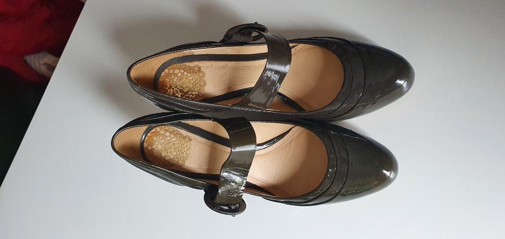 Chaussures dames Clarks en  vernis brun, Neuf, Enlèvement ou Envoi, Chaussures à haut talons, Brun