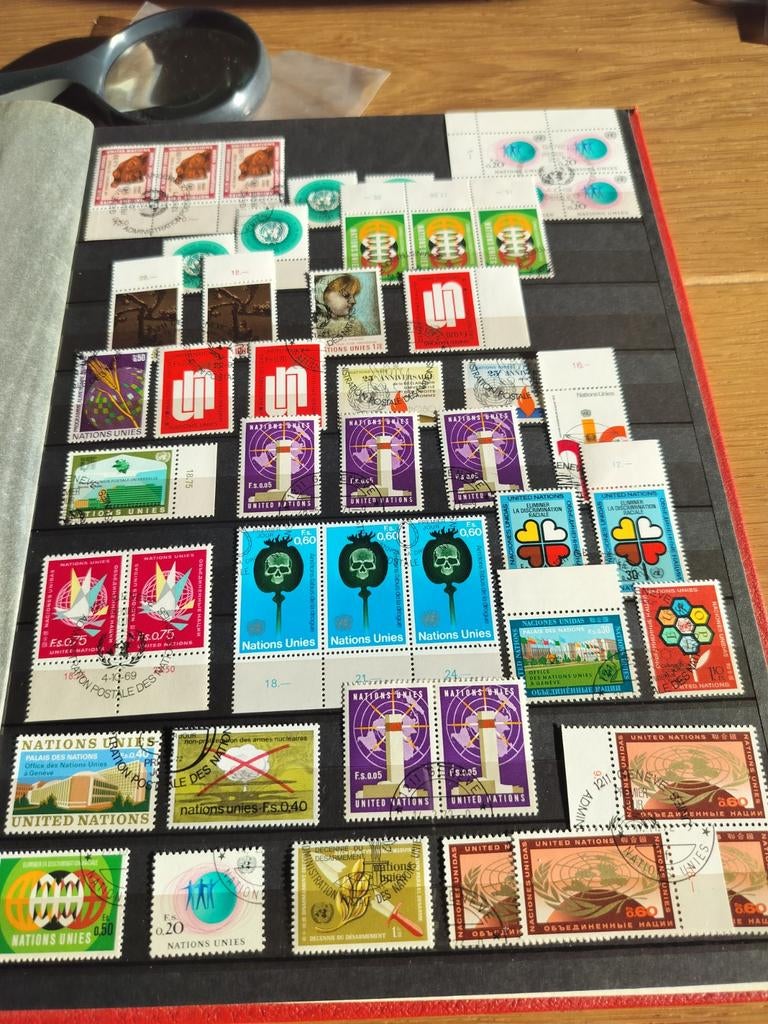 Lot de timbres des Nations Unies de Genève estampillés à la, Enlèvement ou Envoi