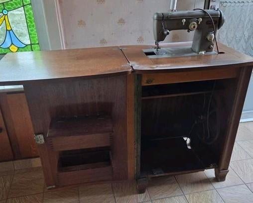 Meubel met naaimachine, Ophalen