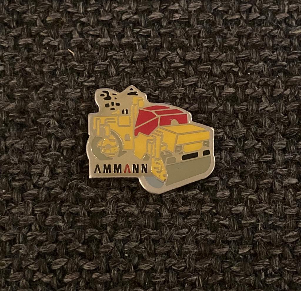 PIN - AMMANN - WEGENBOUWMACHINES, Envoi, Utilisé, Marque, Insigne ou Pin's
