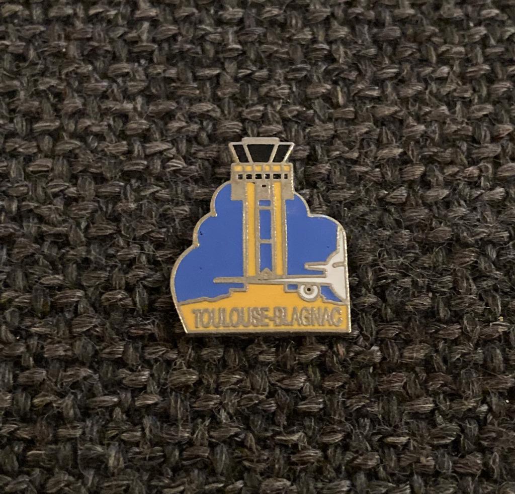 PIN - TOULOUSE-BLAGNAC AÉROPORT - AIRPORT - LUCHTHAVEN, Envoi, Utilisé, Transport, Insigne ou Pin's