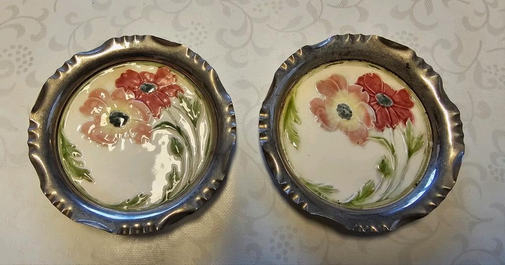 2 onderzetters klaprozen Villeroy Boch met relief, Antiek en Kunst, Ophalen of Verzenden