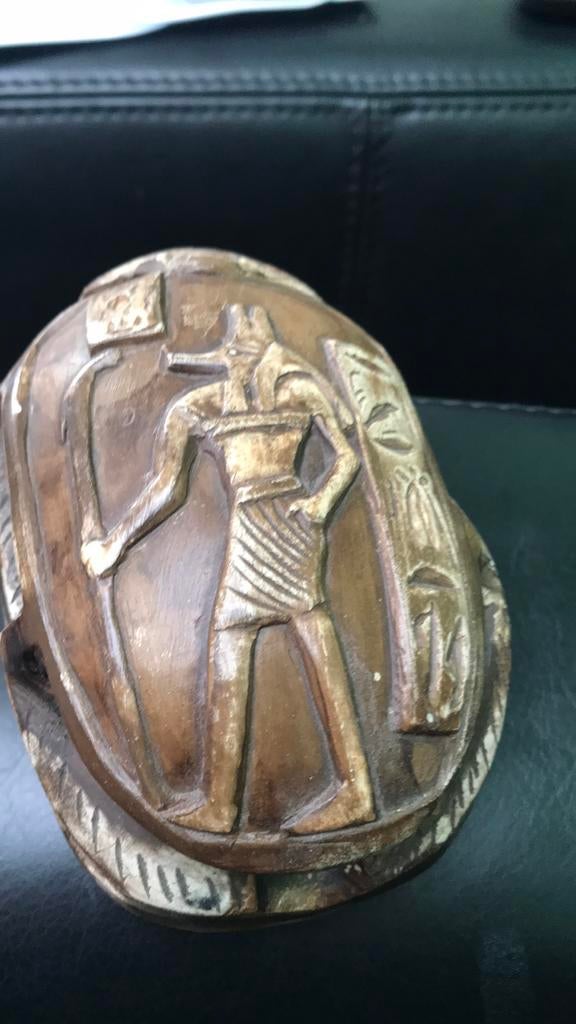 Mooie Egyptische Scarabee met scriptie onderaan het beeldje., Ophalen of Verzenden
