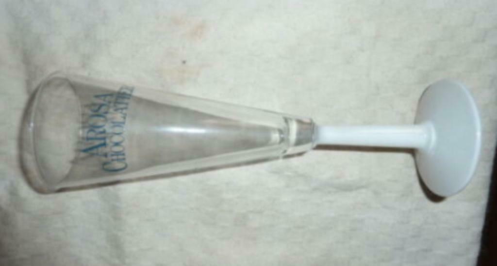 #A champagne glas AROSA CHOCOLATIER op hoge witte voet, Enlèvement ou Envoi, Neuf, Autres types