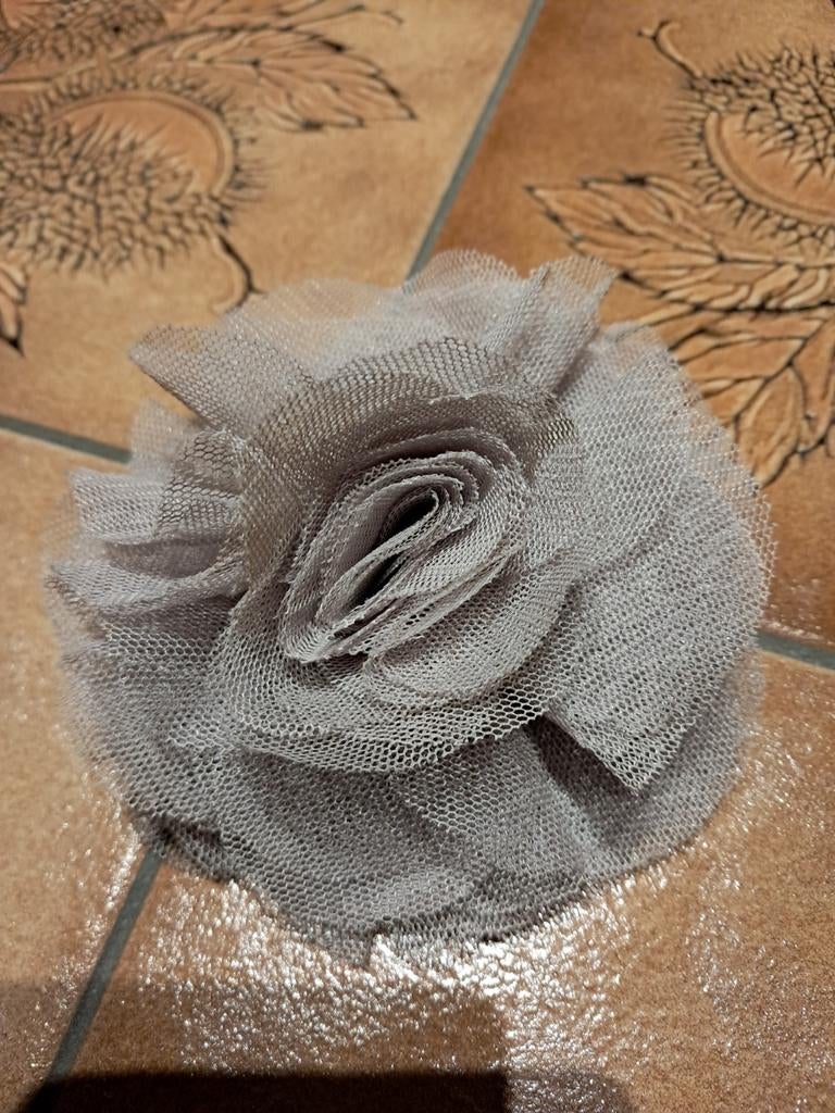 Broche-pince de cérémonie en tissu rose grise, Enlèvement ou Envoi, Comme neuf, Gris, Autres matériaux
