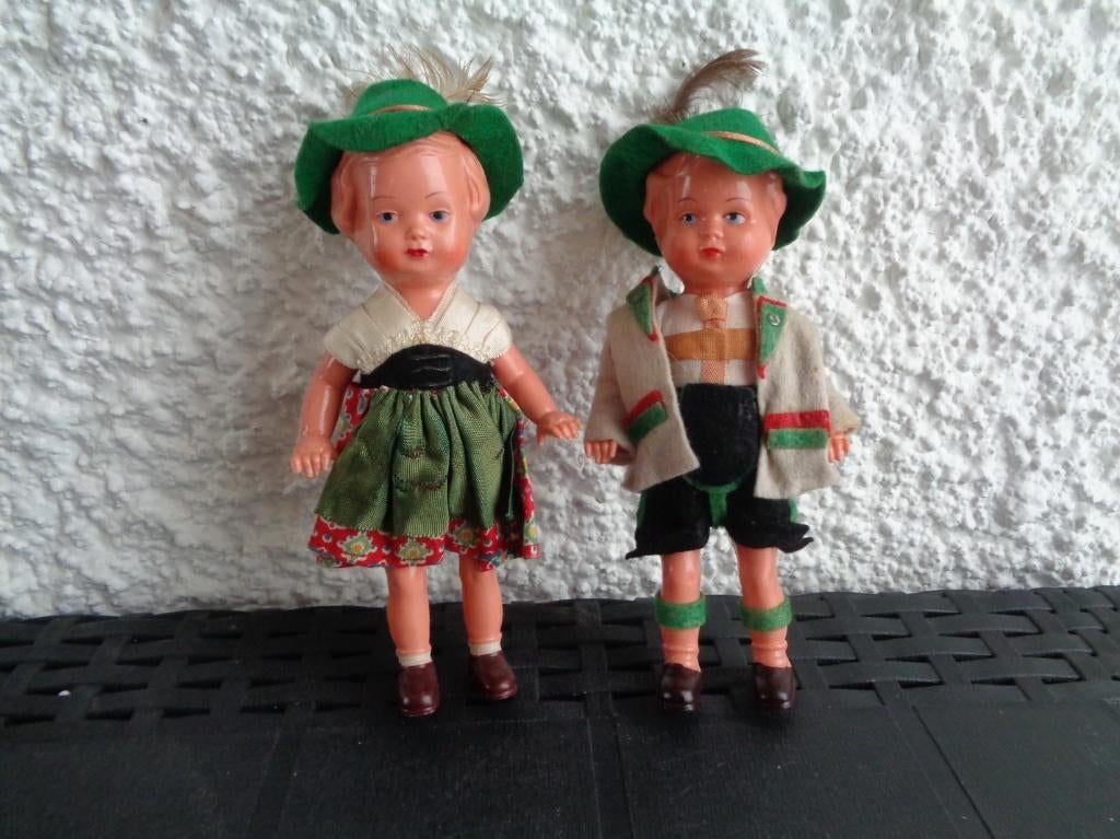 Anciennes poupées folklorique. 2 Pièces. Couple, Envoi, Utilisé, Poupée