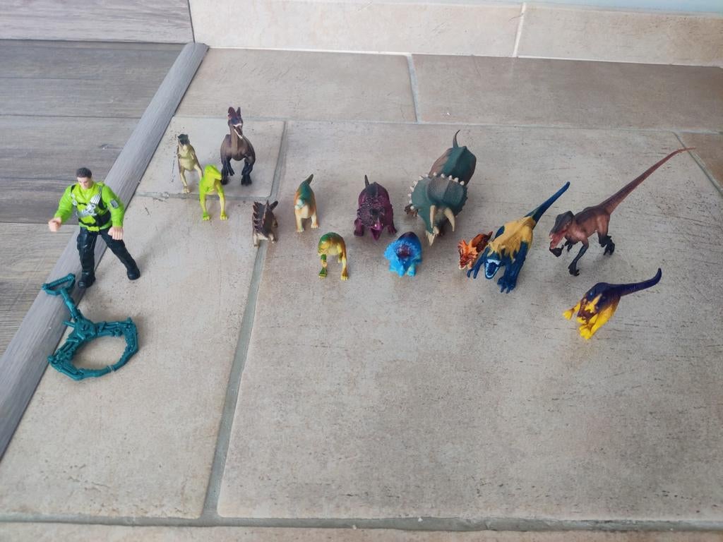 14 dinosaurussen met mannetje, Ophalen of Verzenden, Gebruikt