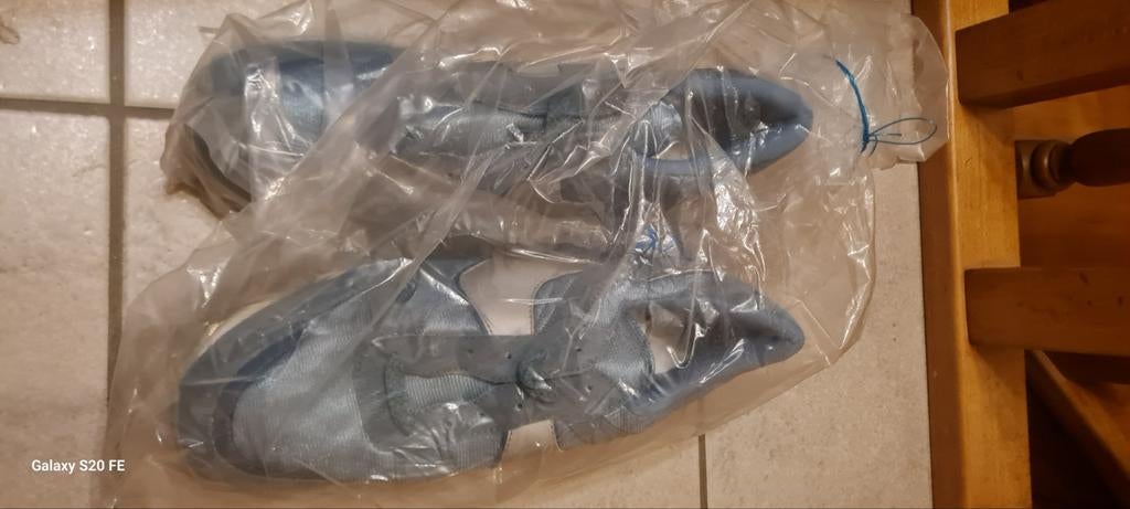 Sportschoenen ABL, Verzenden