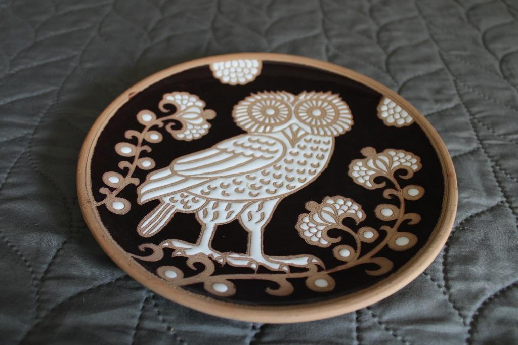 Bord met uil Handmade in Rhodes - Greece by Bonis Pottery, Huis en Inrichting, Ophalen of Verzenden, Zo goed als nieuw