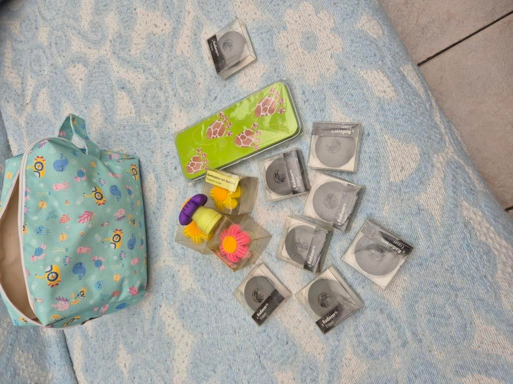 Lot schoolbenodigheden- gums,  puntenslijpers, etui en tas, Divers, Fournitures scolaires, Enlèvement ou Envoi, Comme neuf