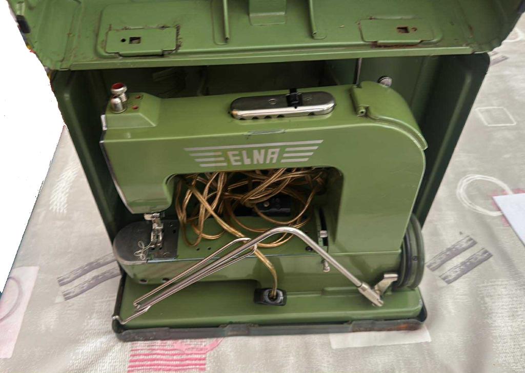 Machine à coudre ancienne ELNA dans sa valise + accesoires, Hobby & Loisirs créatifs, Machines à coudre & Accessoires, Enlèvement