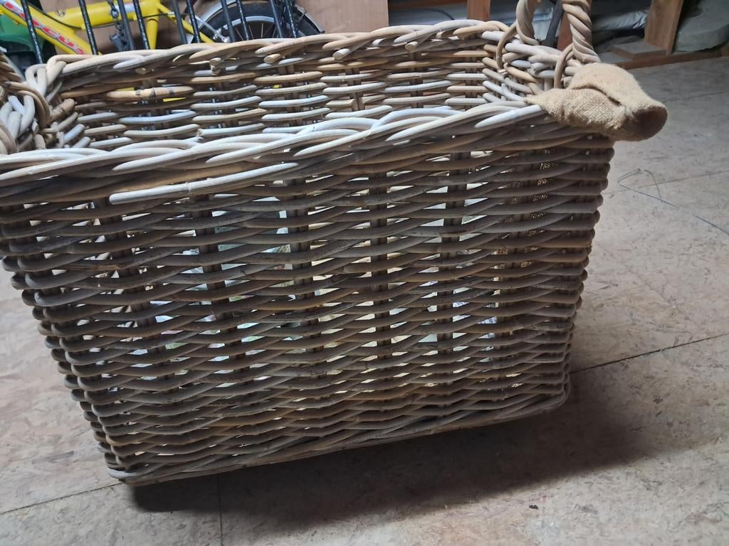 Mooie rieten mand voor hout., Ophalen