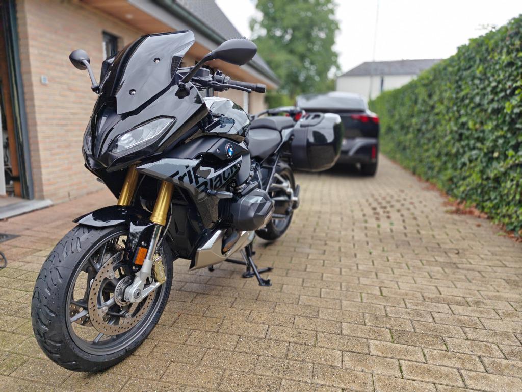 BMW R1250RS Triple Black garantie tot 07-2028, Motoren, 2 cilinders, 1249 cc, Motorrijbewijs A, Handvatverwarming