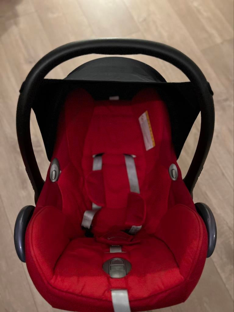 mooie rode Maxi cosi CabrioFix in uitstekende staat, Enlèvement, Comme neuf