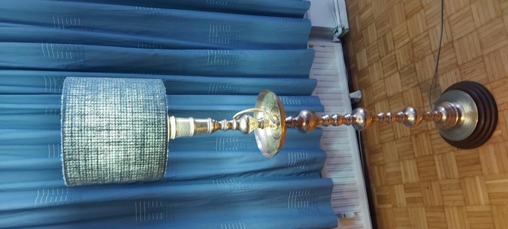 Lampadaire thaïlandais en étain, Enlèvement, Utilisé