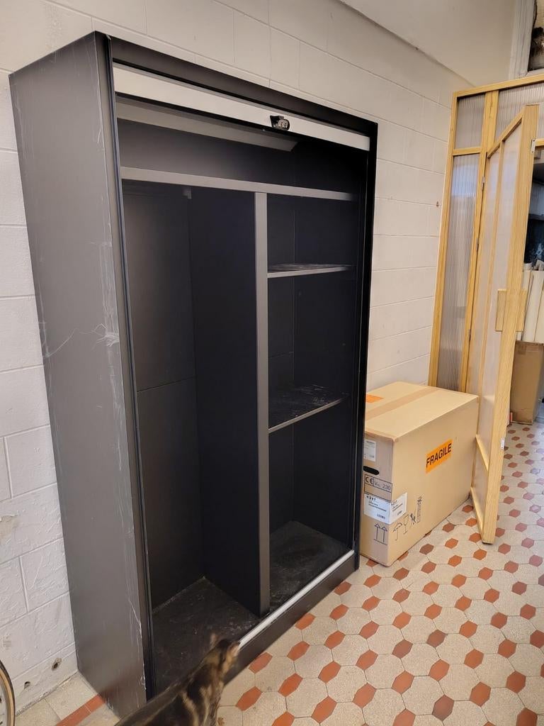 Grande armoire à porte glissante, Maison & Meubles, Avec serrure, Comme neuf, 100 à 150 cm, Métal