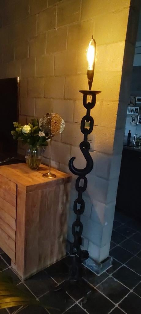 Belle lampe sur pied unique en chaîne de fer soudée, Enlèvement ou Envoi