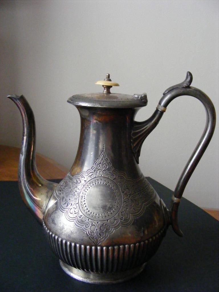 Belle théière ancienne en métal argenté, Antiquités & Art, Enlèvement ou Envoi