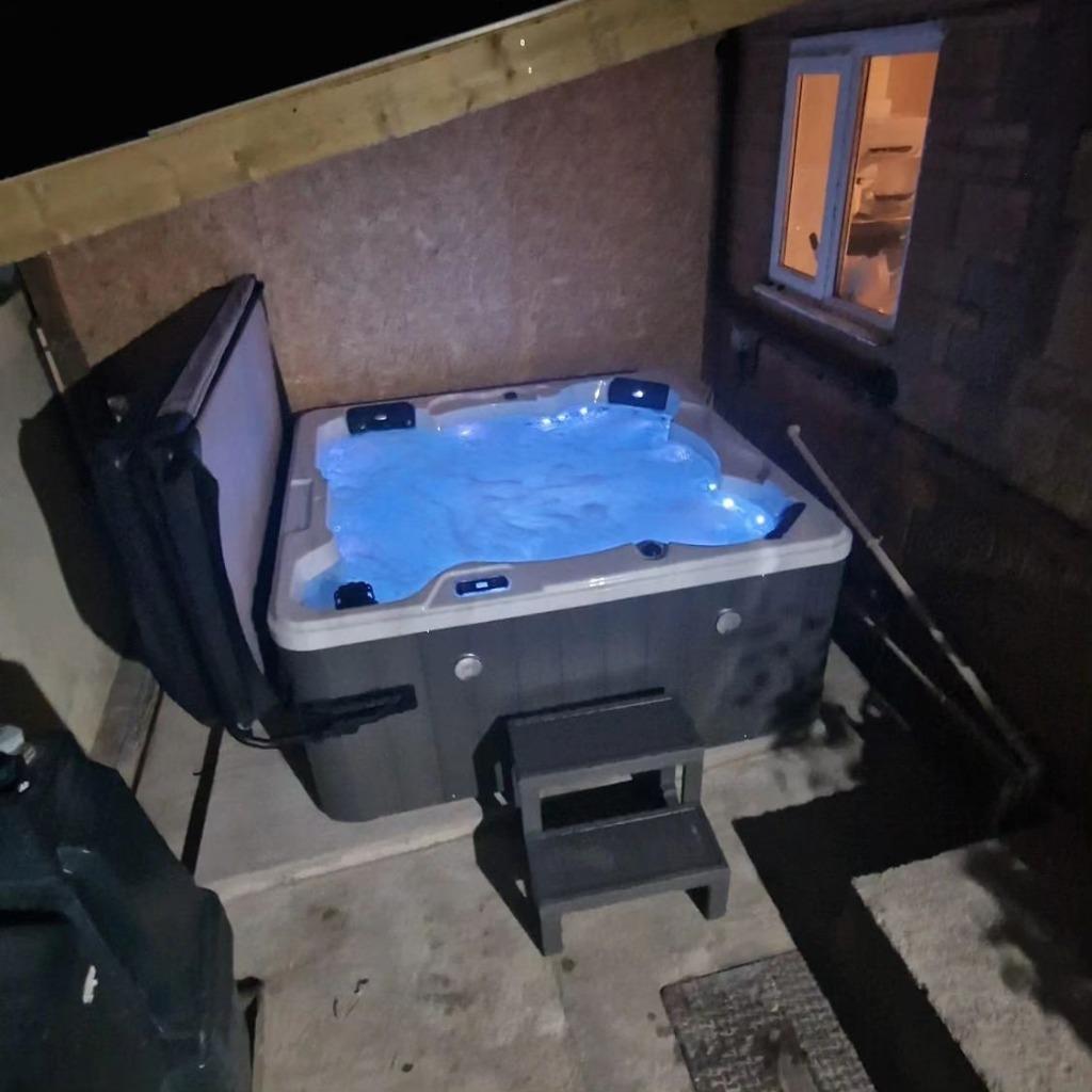 Zuinigste 4-persoon jacuzzi met warmtepomp tot-80% besparing, Tuin en Terras, Ophalen, Nieuw