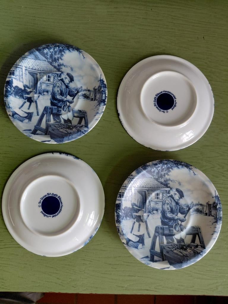 4 soucoupes bleues de Delft peintes à la main, Enlèvement ou Envoi, Neuf, Porcelaine, Assiette ou Plat